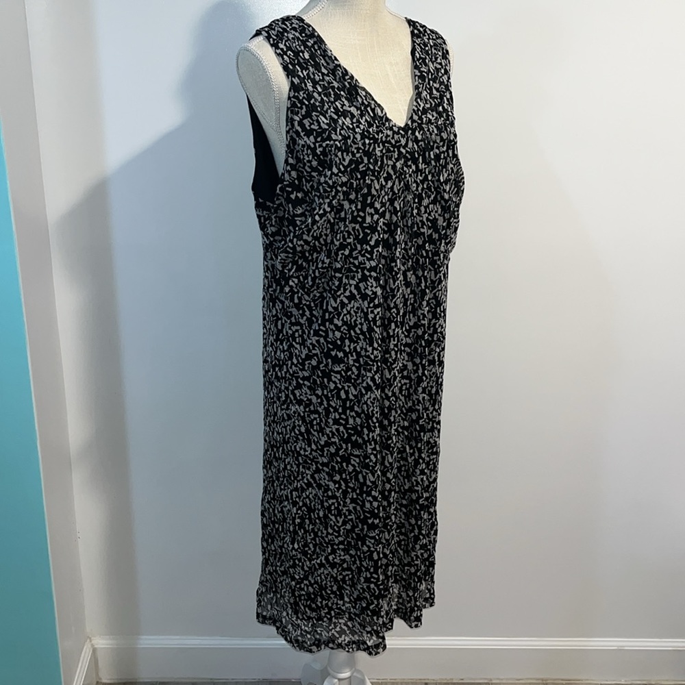 3/$20 - Maggie Barnes Patterned Sleeveless Dress - (16/18) - Picture 3 of 8